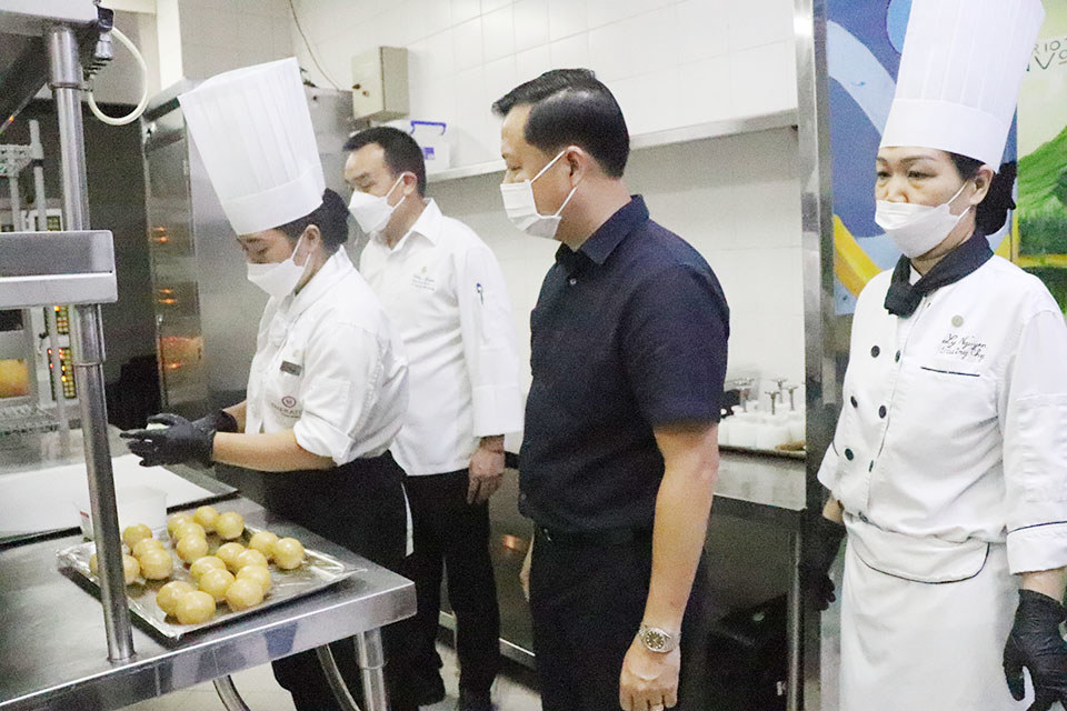 Head of Hanoi Food Safety Department Dang Thanh Phong - Head of inspection team No. 1 inspects the moon cake production area at a hotel in Hanoi.