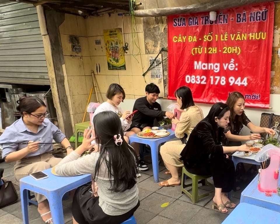 Le restaurant traditionnel de méduses rouges attire les clients. Photo : Thao Nguyen