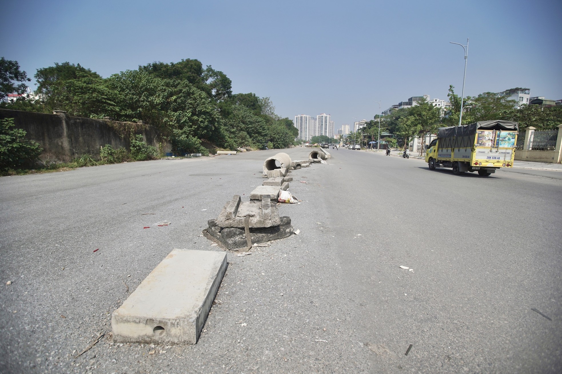 Basura rodea proyecto vial de 250 mil millones de dongs en Hanoi foto 1