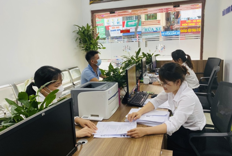 មនុស្សមកធ្វើប្រតិបត្តិការនៅការិយាល័យសារការី Trinh Nhu To (ស្រុក Ha Dong)