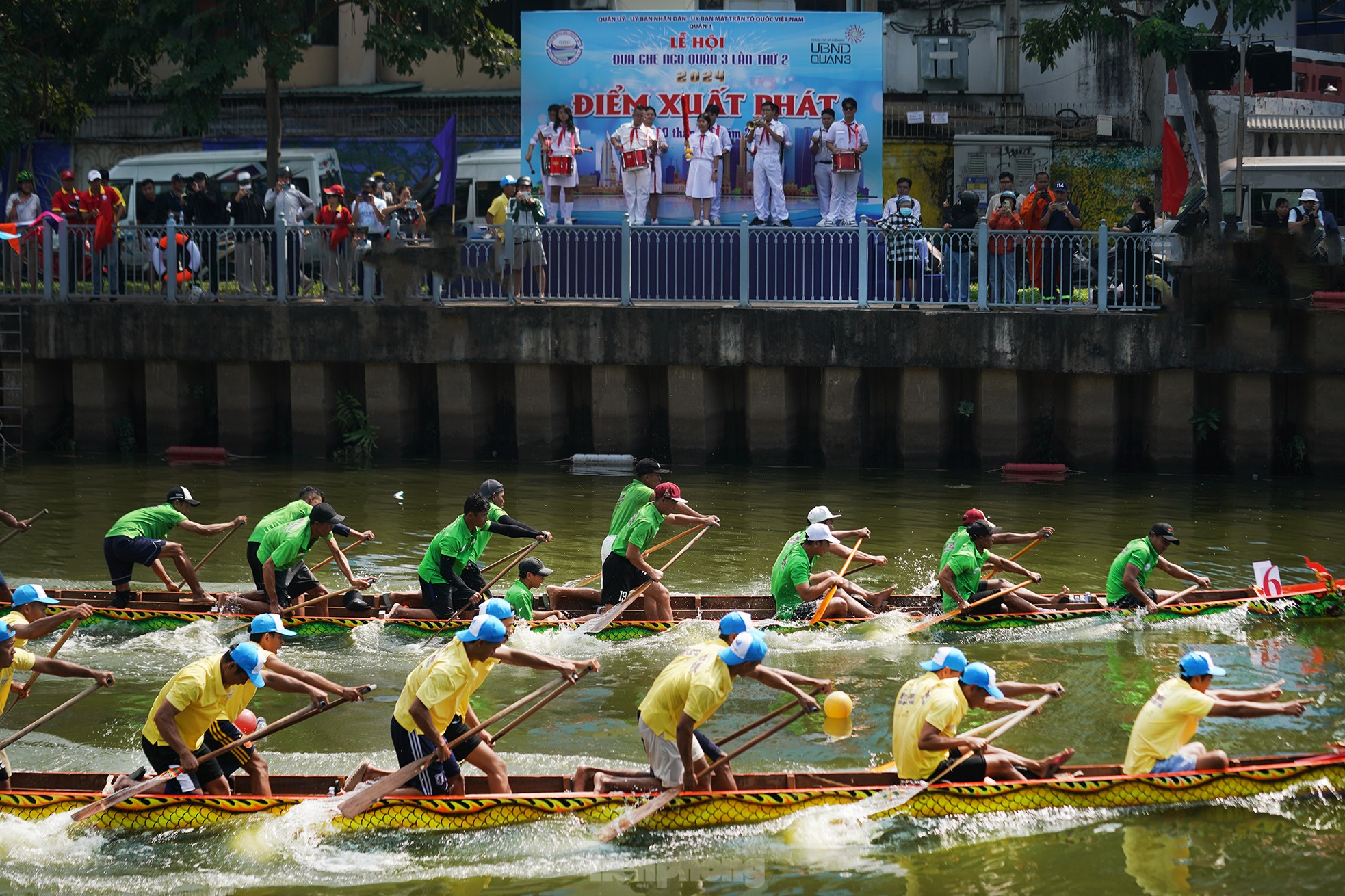 Emocionante carrera de barcos en el canal Nhieu Loc para celebrar el Festival Ok-Om-Bok (foto 13)