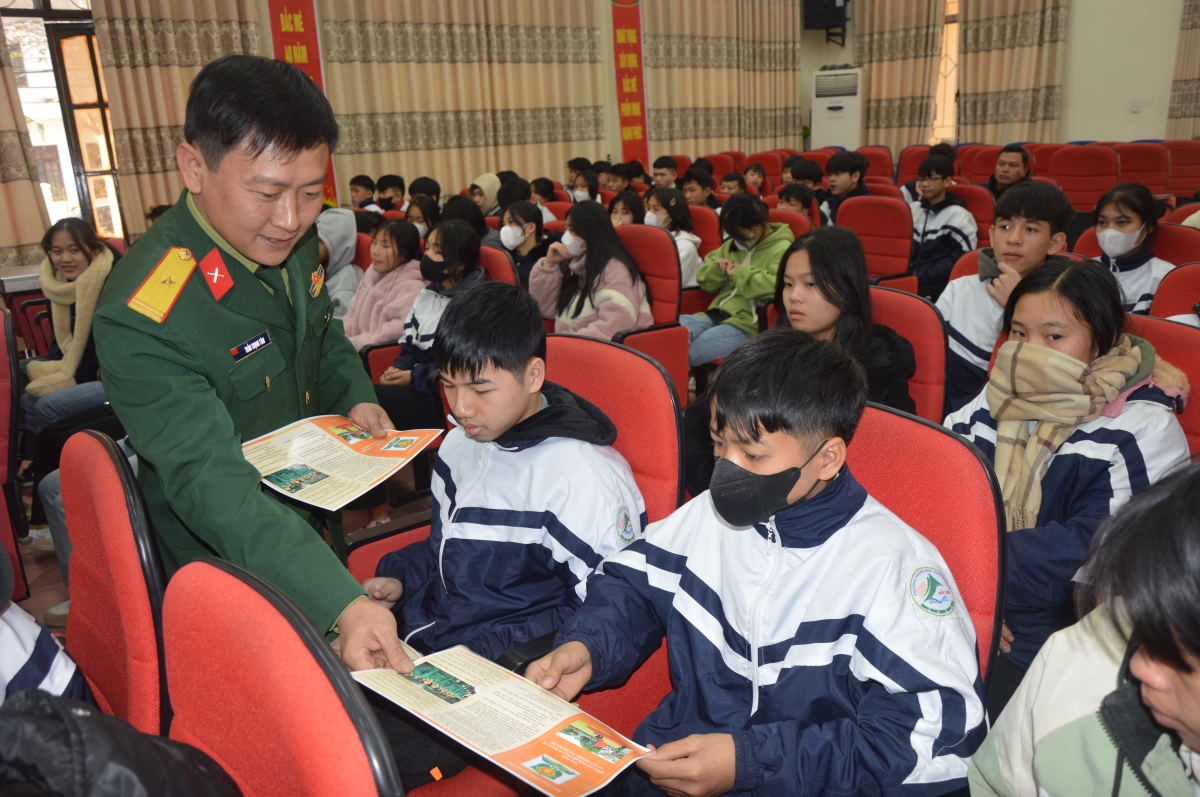 Le commandement militaire provincial de Ha Giang propage la loi sur le service militaire aux étudiants. Photo : Commandement militaire provincial de Ha Giang
