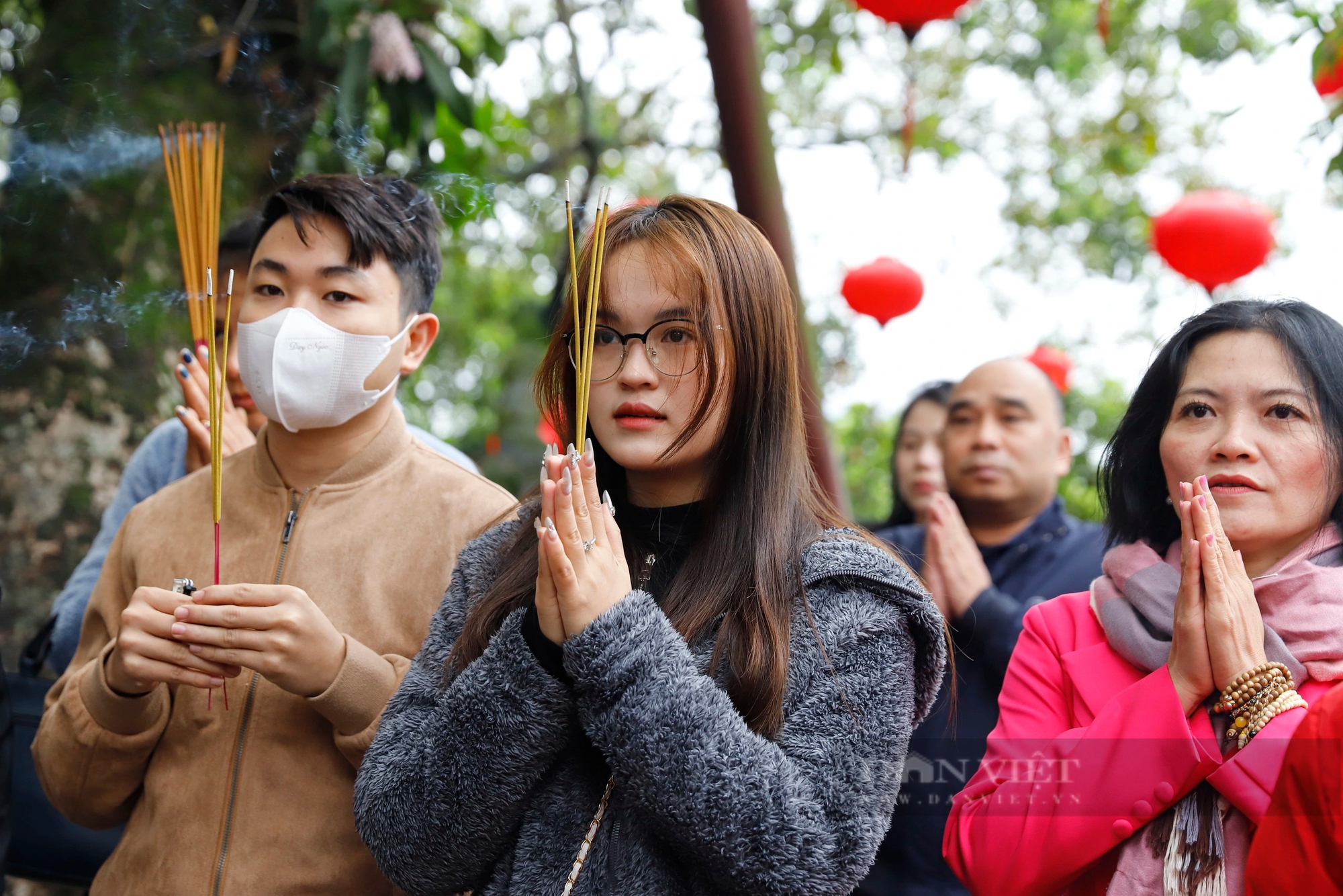 Chen chân đi phủ Tây Hồ lễ rằm tháng Giêng, công an tăng cường hơn 20 chốt đảm bảo an ninh- Ảnh 4.