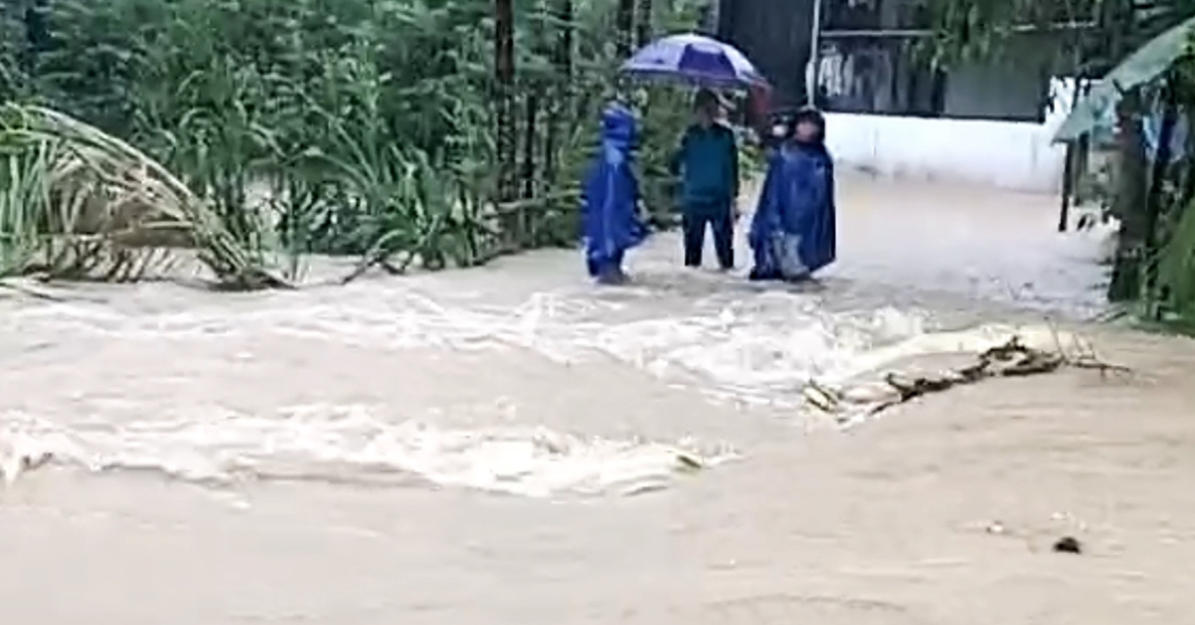 Drei Mütter und Kinder wurden von der Flut mitgerissen, als sie einen Überlauf in Nghe An überquerten