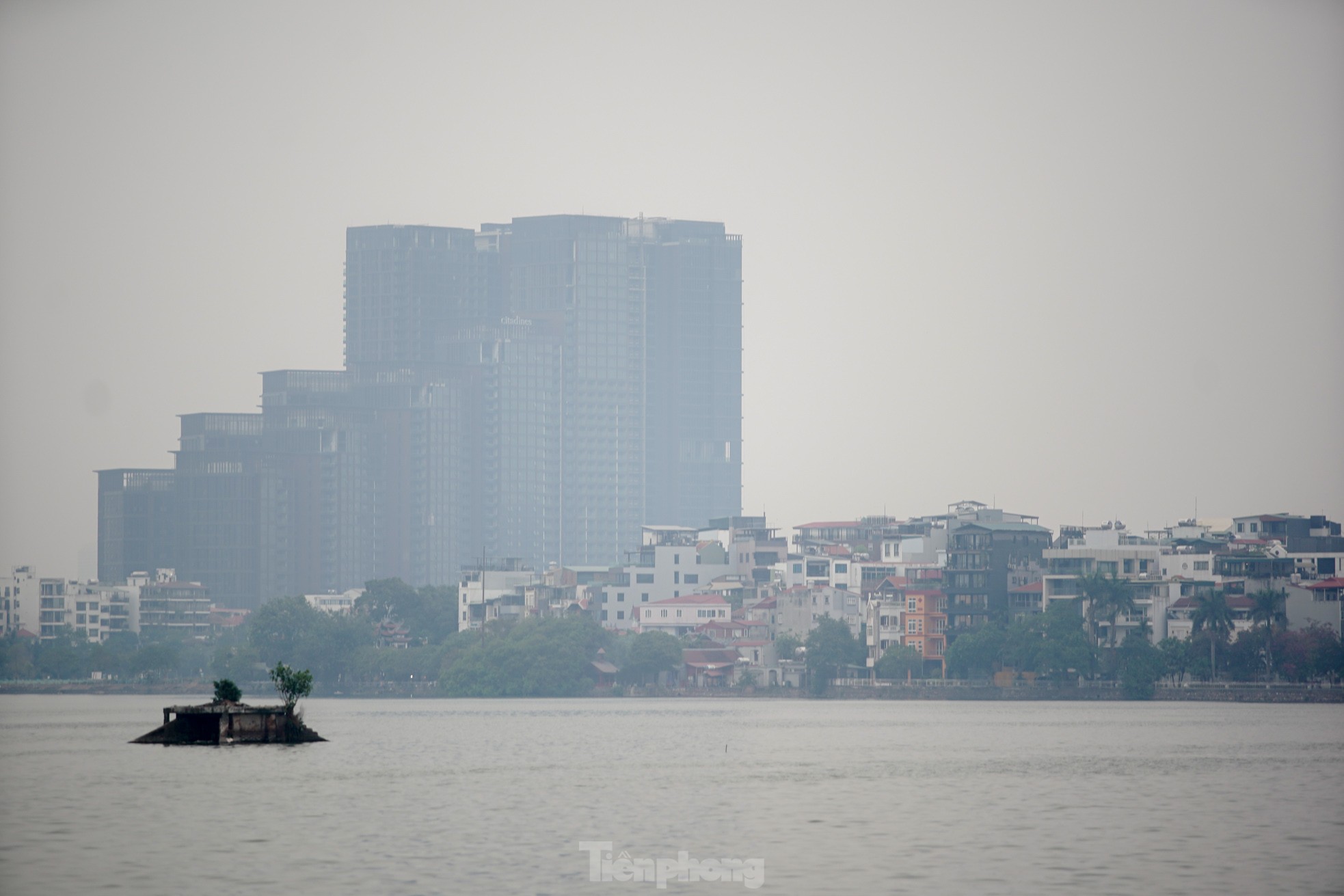 Hanoi is covered in fine dust from morning to afternoon, many buildings 'disappear' photo 5