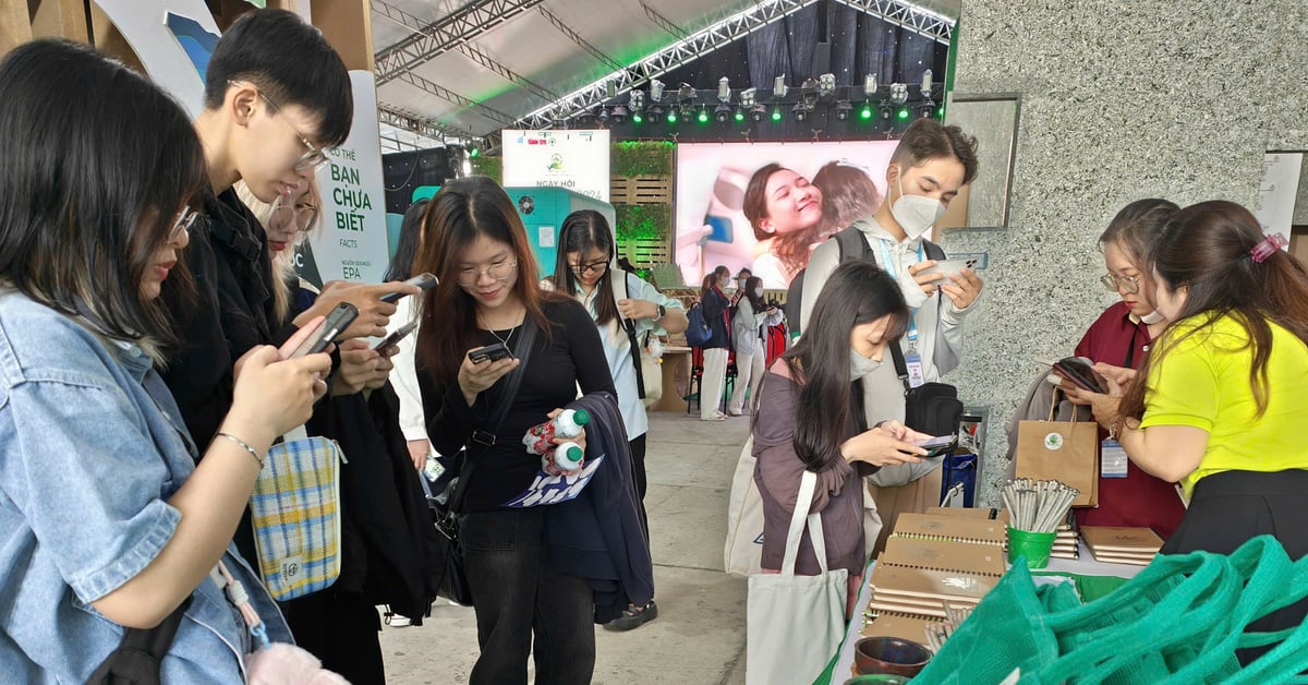 Weekend mornings, go exchange trash and receive recycled gifts at Green Vietnam Festival