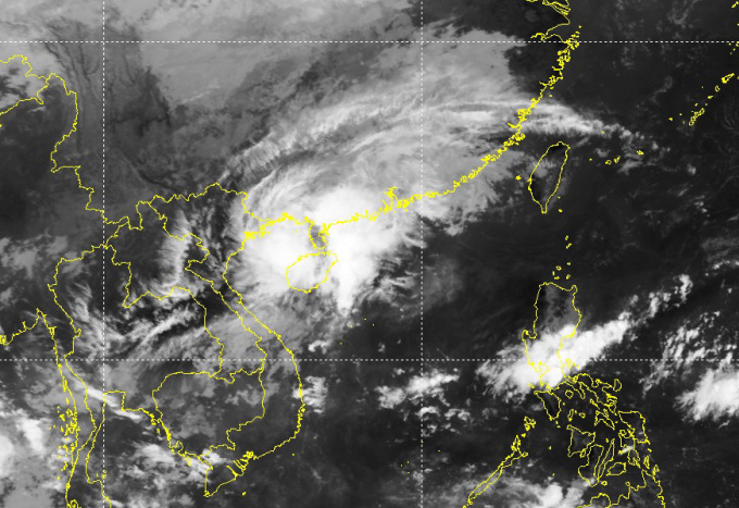 Satellite images show that the eye of the storm has moved away from the Vietnamese mainland and is approaching Hainan Island (China). Above, cold air is pouring down. Photo: NCHMF