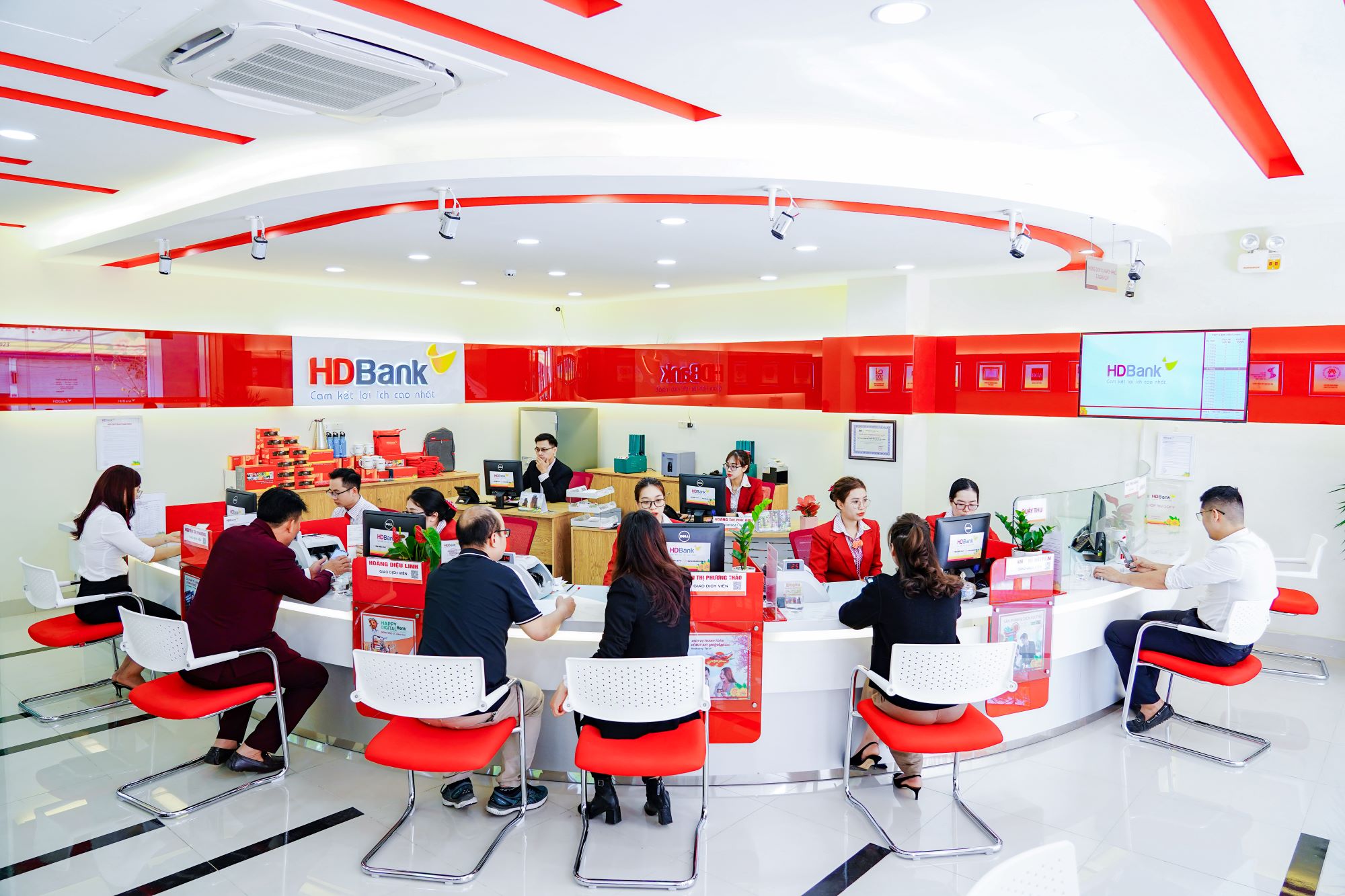 HDBank đạt 13.017 tỉ lợi nhuận, đẩy mạnh tài chính xanh và chuyển đổi số toàn diện- Ảnh 1.