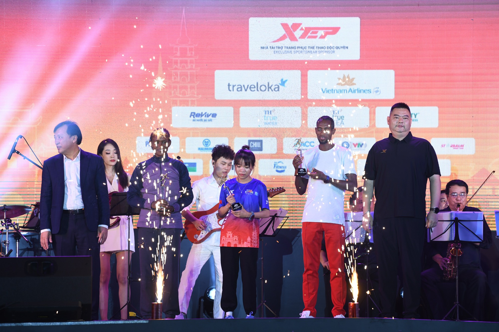 Chân chạy Việt Nam đánh bại đối thủ châu Phi ở giải Marathon Di sản Hà Nội - Ảnh 1.