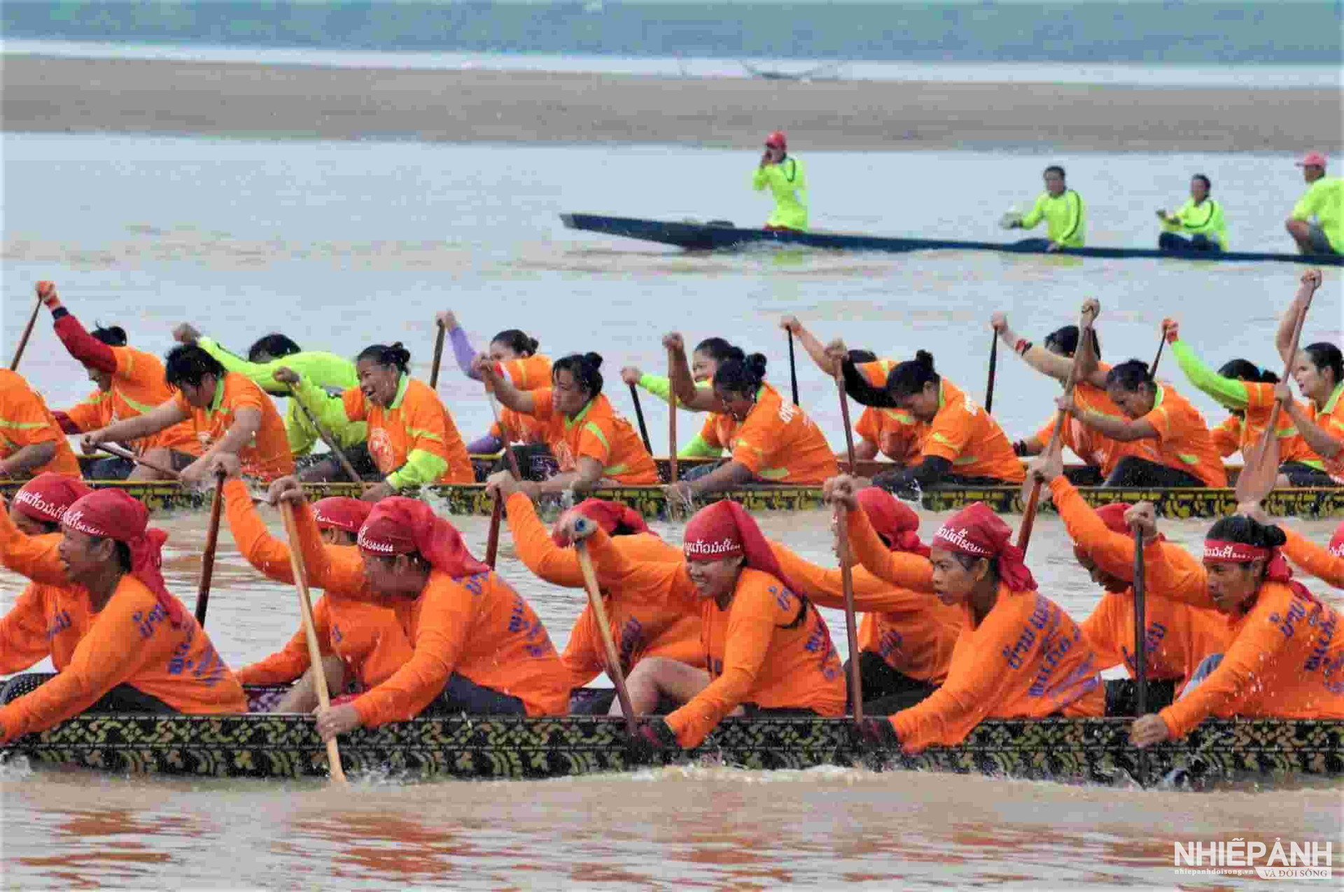 W_20.hoi-barco-bailando-en-el-río-Me-Cong-en-Thu-Do-Vieng-Chan.jpg
