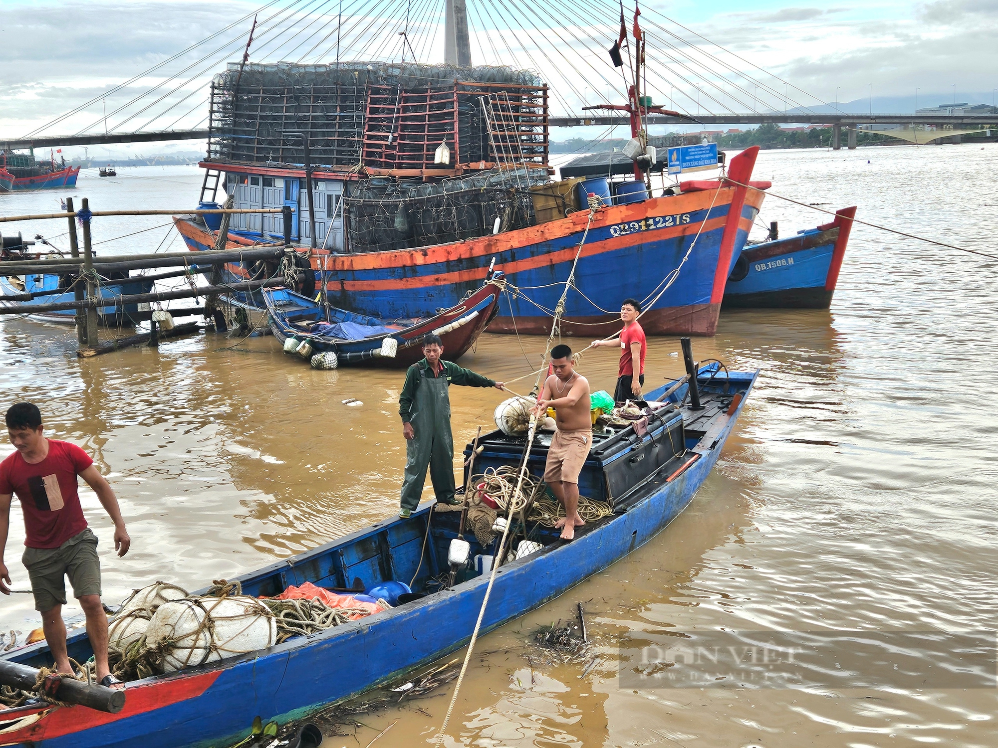 Lũ đổ về, người dân một xã ở Quảng Bình rủ nhau ra sông Nhật Lệ kéo lưới bắt toàn loài cá đặc sản - Ảnh 1.