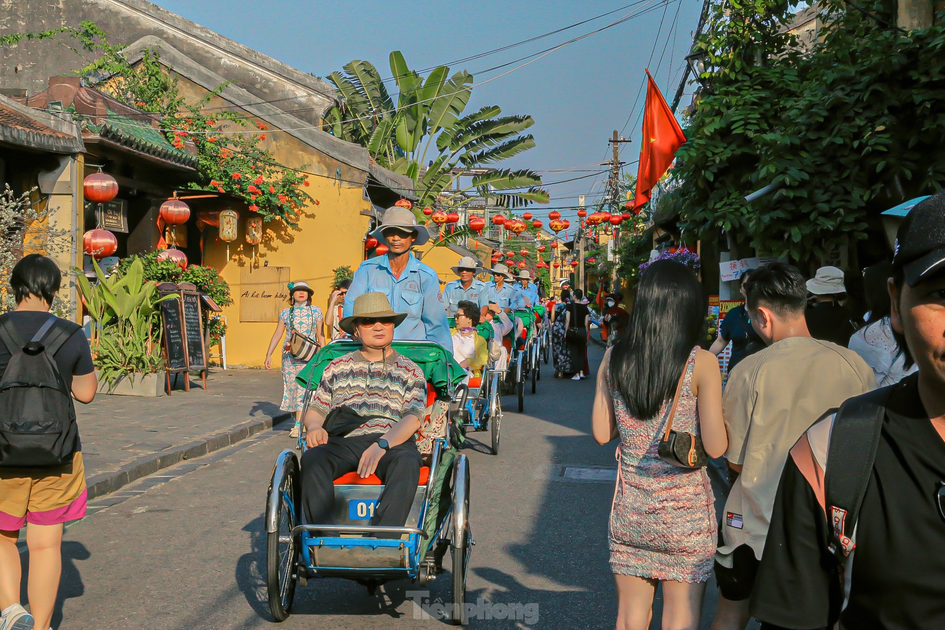 ฝูงชนเบียดเสียดกันในเมืองโบราณฮอยอันในช่วงฤดูใบไม้ผลิ ภาพถ่ายท่องเที่ยว 4