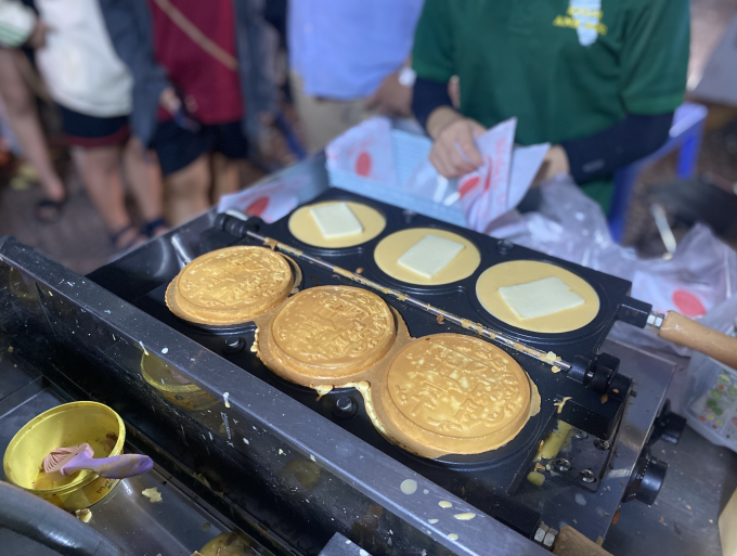 Pastel de moneda: una de las 10 tendencias de comida callejera más famosas de Vietnam en 2023. Foto: Ngoc Ngan