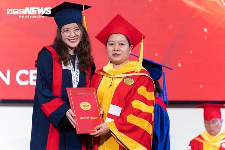 Pham Thu Thao en la ceremonia de graduación de la universidad.