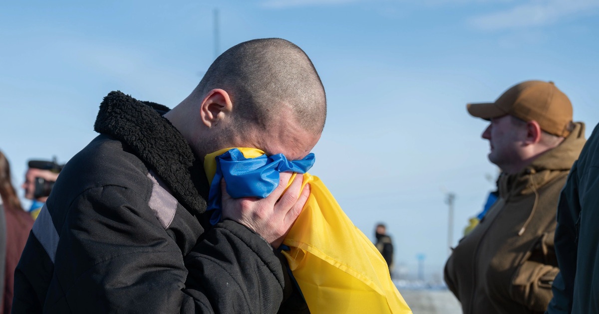 La Russie et l'Ukraine échangent pour la première fois des prisonniers après la chute d'un avion Il-76