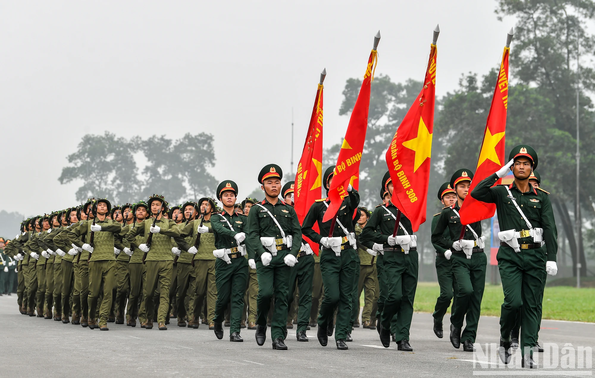 [Foto] Desfile y ensayo para celebrar el 70 aniversario de la victoria de Dien Bien Phu foto 5