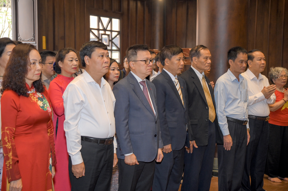 dong chi le quoc minh dang huong tuong niem cac anh hung liet si tai dien bien hinh 1