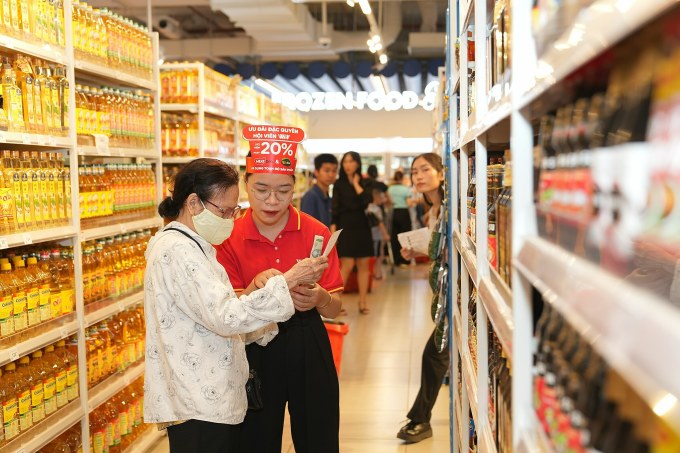 បុគ្គលិកផ្សារទំនើប Winmart កំពុងប្រឹក្សាផលិតផលសម្រាប់អតិថិជន។ រូបថត៖ MSN