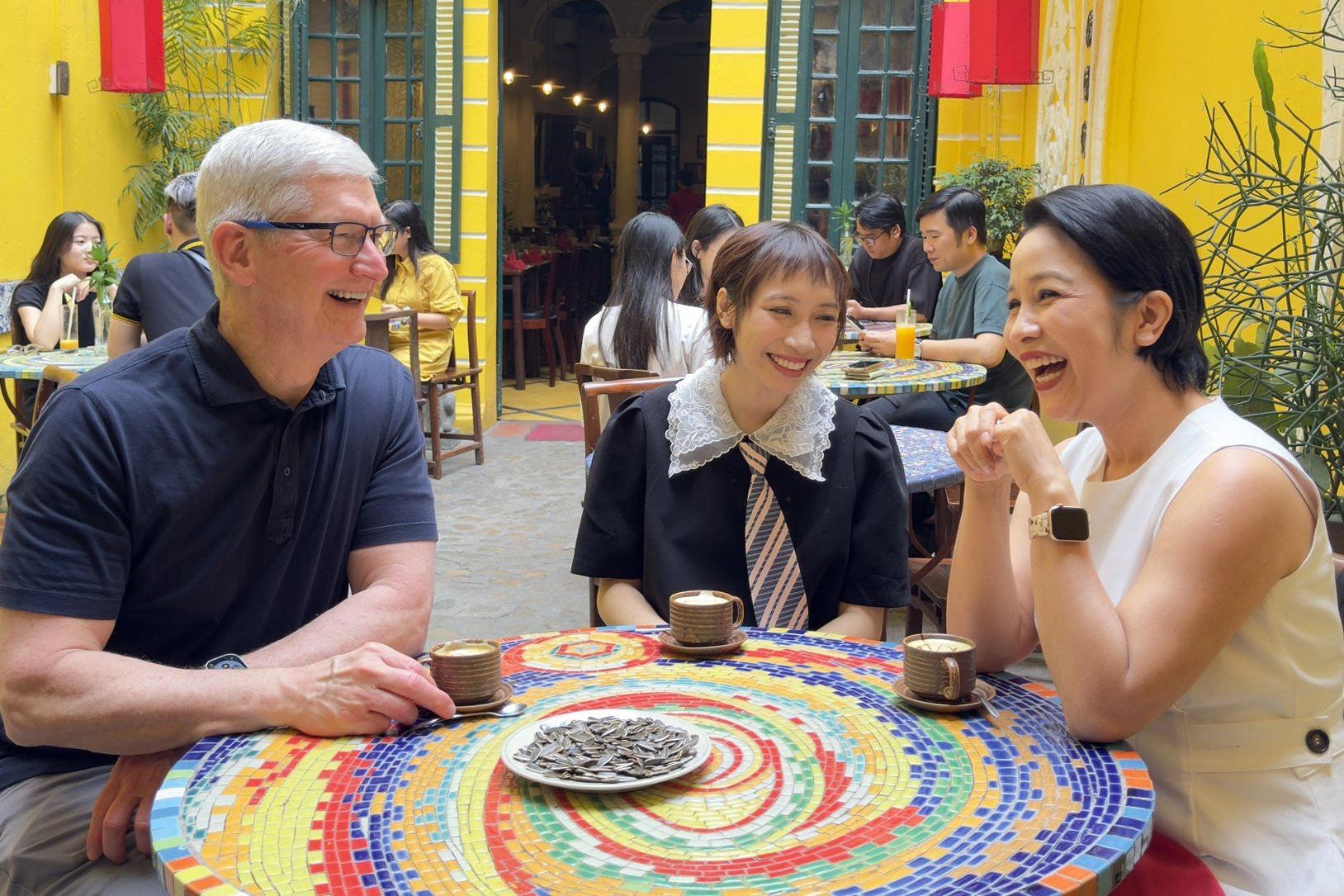 Tim Cook 'says hello to Vietnam', drinks egg coffee, bites sunflower seeds