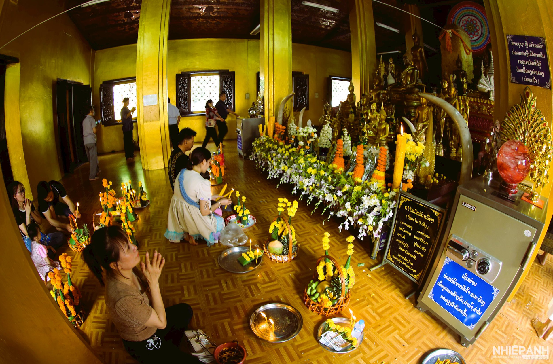 W_12dong-dao-nguoi-dan-le-chua-trong-ngay-mong-mot-tet.jpg