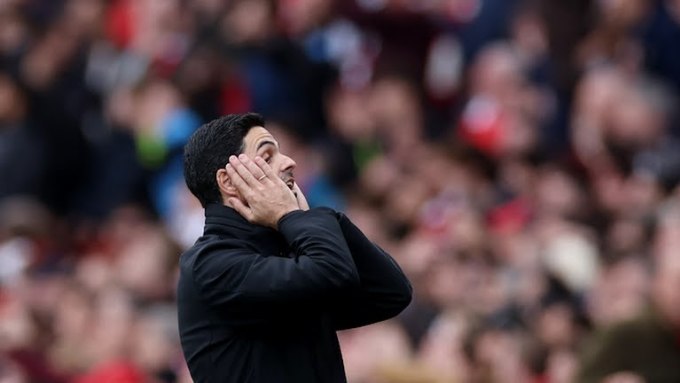 Arteta covered his face in disappointment after seeing Arsenal lose to Aston Villa in round 33 of the Premier League. Photo: Reuters