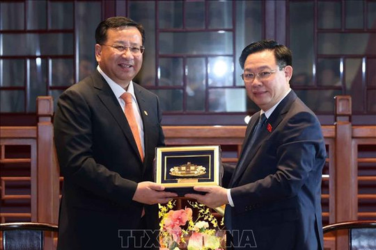 Chủ tịch Quốc hội Vương Đình Huệ tiếp lãnh đạo một số tập đoàn hàng đầu của Trung Quốc
