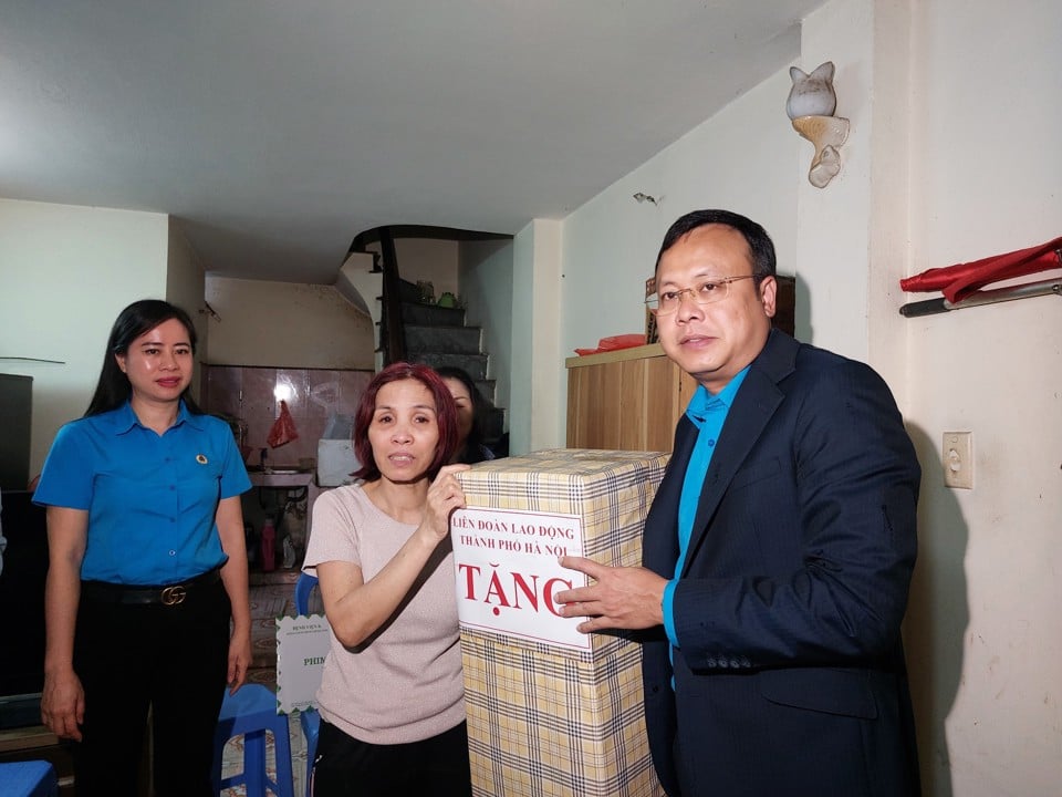 Hanoi Trade Union presents support gifts to Ms. Hoang Kim Ngan