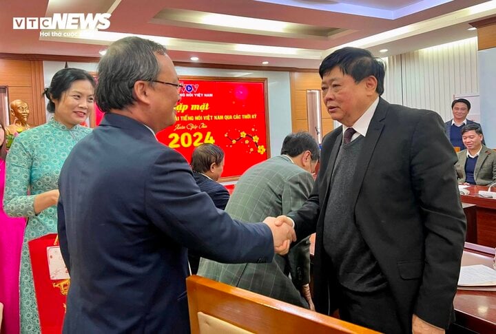 Tổng Giám đốc VOV Đỗ Tiến Sỹ trò chuyện với nguyên Tổng Giám đốc VOV Nguyễn Thế Kỷ.
