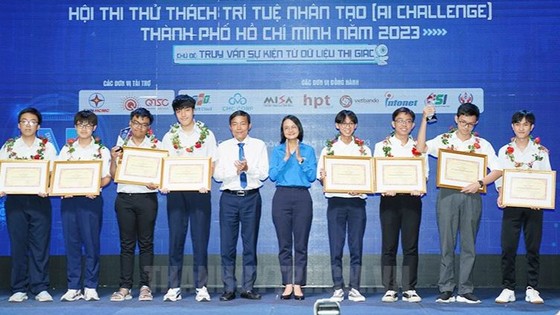 Trao giải cho các thí sinh. Ảnh: thanhuytphcm