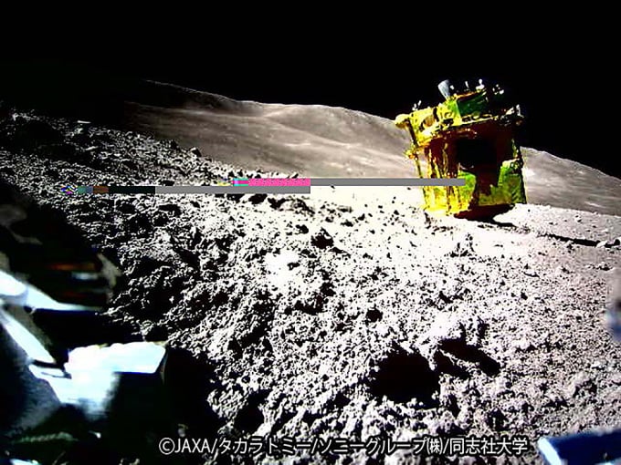 El módulo de aterrizaje amarillo SLIM en la superficie lunar. Foto: JAXA/Takara Tomy/Sony Group/Universidad de Doshisha/AFP