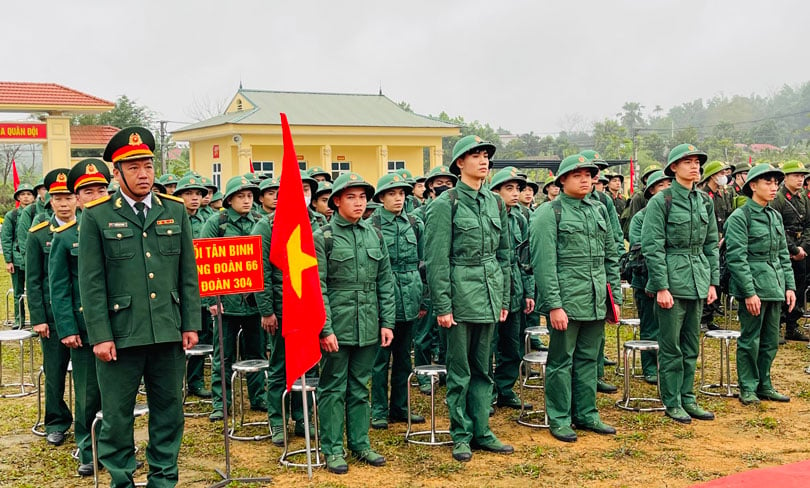 Các tân binh Yên Bái trước giờ lên xe về đơn vị mới. 