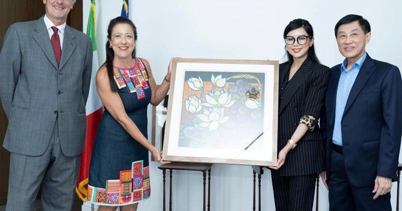 Mr. Johnathan Hanh Nguyen auctioned 3 paintings worth 2.4 billion VND to raise charity funds.