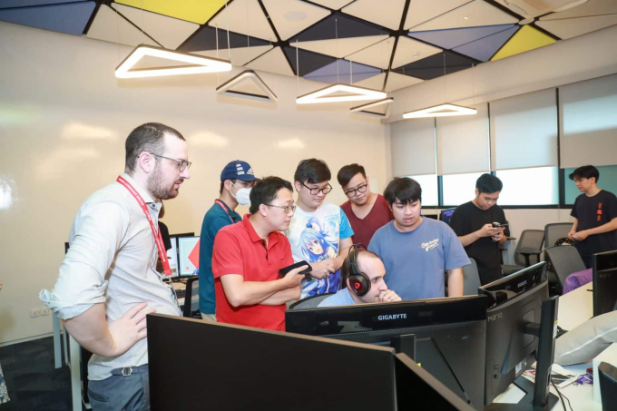 BUV-Schüler üben im Computerlabor der Schule. Foto: BUV