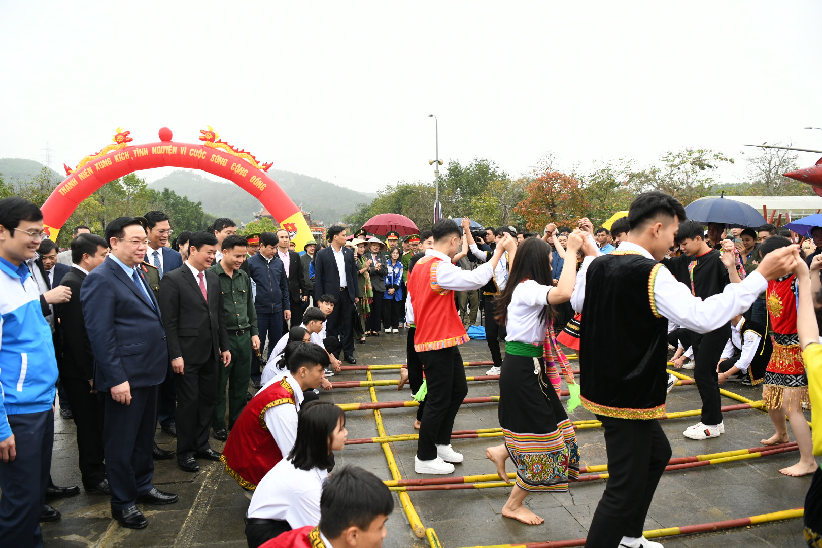 Der Vorsitzende der Nationalversammlung, Vuong Dinh Hue, nimmt an der Eröffnungszeremonie des Jugendmonats 2024 teil -0