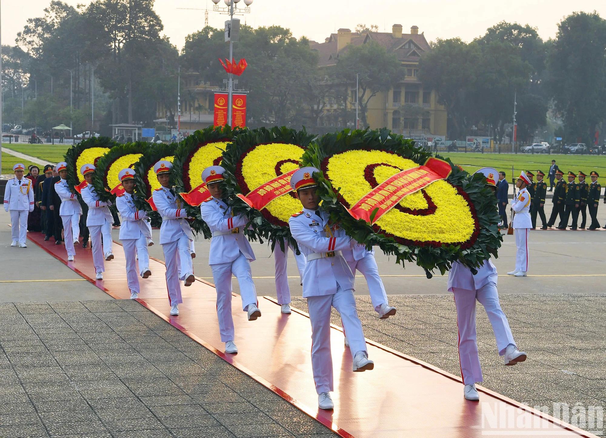 [Foto] Dirigentes del Partido y del Estado y exdirigentes visitan el Mausoleo del Presidente Ho Chi Minh foto 1