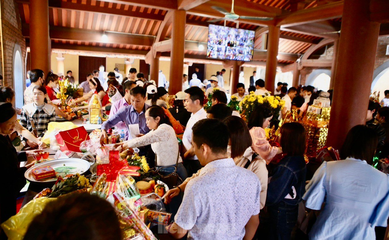 バチュアコー寺院は、福の神の日に「お金を借りる」客で混雑する 写真6