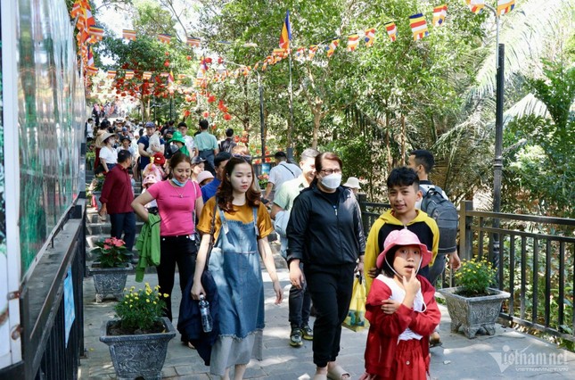 Crowds of people flock to the sacred pagoda on Chua Chan mountain to pray at the beginning of the year, photo 4