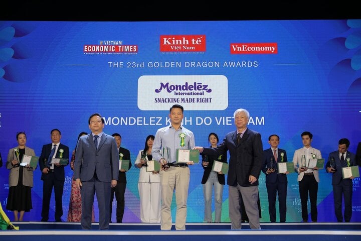 حصل ممثل شركة Mondelez Kinh Do Vietnam (في الوسط) على جائزة أفضل 50 شركة استثمار أجنبي (FIEs) متميزة في فيتنام في عام 2024.