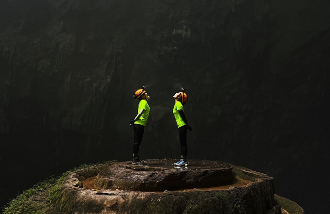 Lan Anh과 친구들이 2022년 Quang Binh의 Son Doong 동굴을 탐험하고 있습니다. 사진: 캐릭터 제공