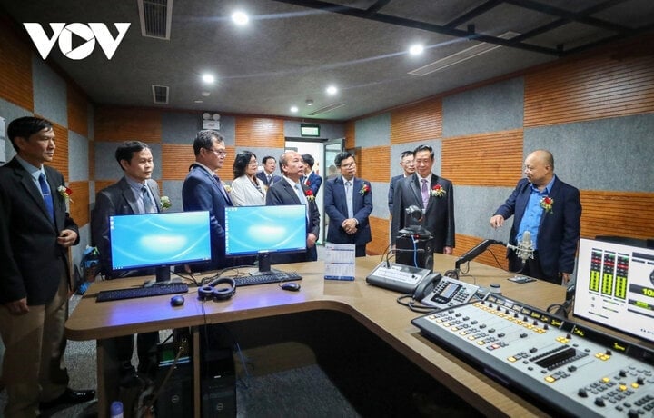 Lao leaders hope VOV will continue to support the development of the radio sector - 13