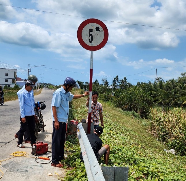 Hundreds of landslides and subsidence locations due to drought in Ca Mau photo 10