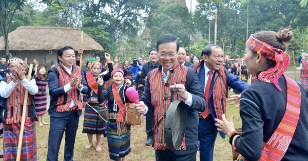 Le président Vo Van Thuong assiste à un festival de plantation de riz et à une danse xoe avec des membres de l'ethnie