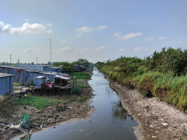 Hundreds of landslides and subsidence locations due to drought in Ca Mau photo 6