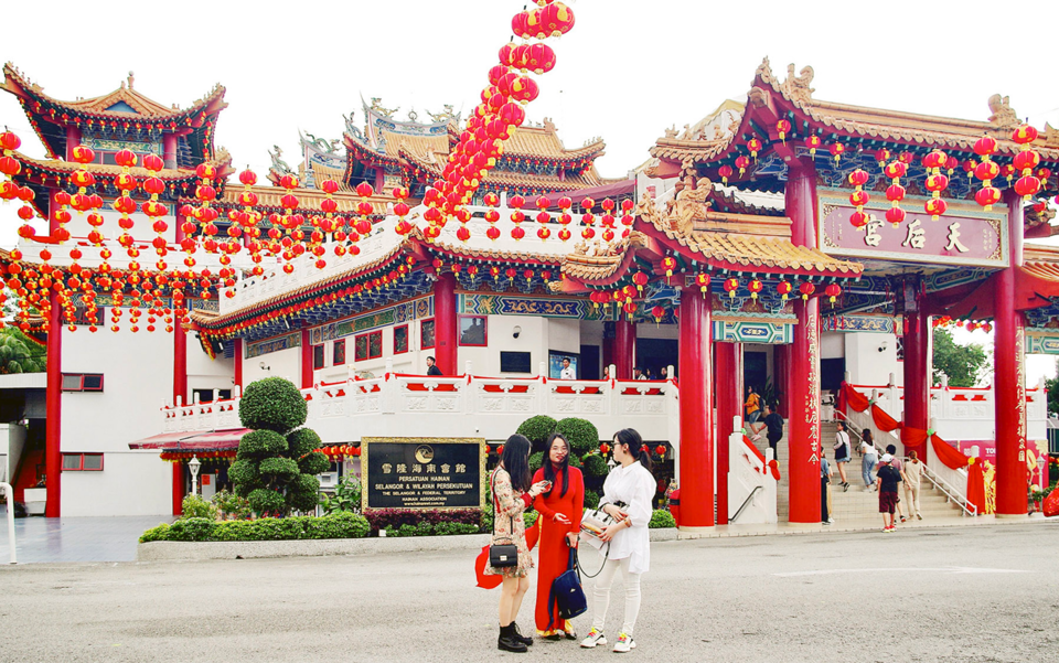 Vietnamese tourists visit Thien Hau Pagoda in Malaysia. Photo: Hoai Nam