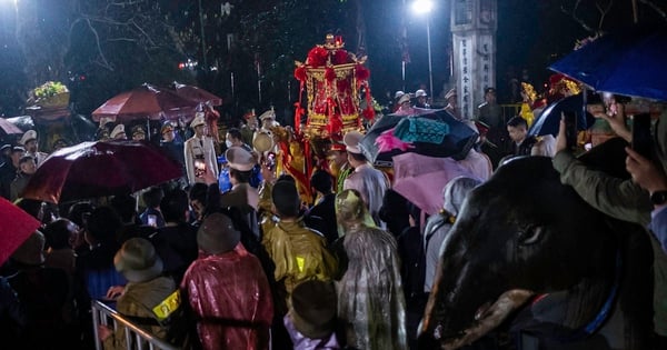 Des milliers de touristes ont bravé la pluie pendant la nuit pour assister à la cérémonie d'ouverture des sceaux du temple Tran.