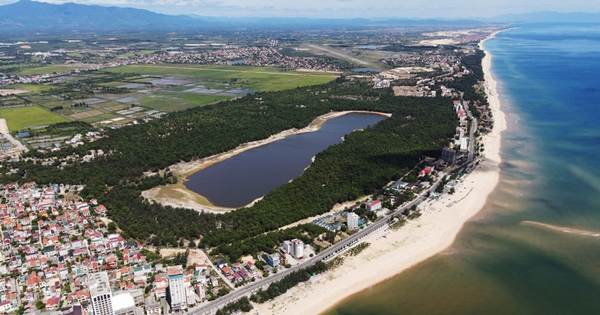 Dans un lac d'eau douce vieux d'un million d'années à Quang Binh, des fouilles archéologiques ont permis de découvrir un grand pot et une hache en pierre.