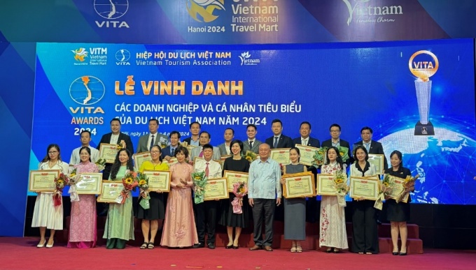 Ein Vertreter von Vinpearl nahm die Auszeichnung bei den Vietnam Travel Awards 2023 entgegen. Foto: Vinpearl