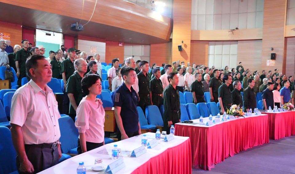 La Asociación de Antiguos Jóvenes Voluntarios de Hanoi organizó una manifestación para celebrar el 70º aniversario de la Liberación de la Capital (10 de octubre de 1954 - 10 de octubre de 2024) y resumir el movimiento de emulación especial en 2024.