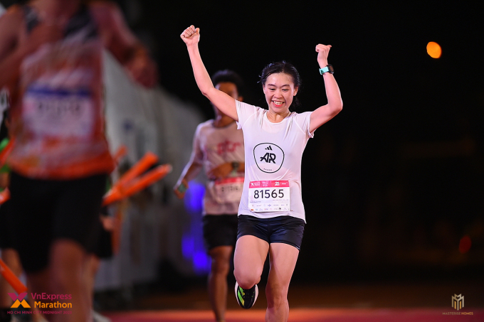 El corredor terminó la primera carrera nocturna de Ciudad Ho Chi Minh. Foto: VM