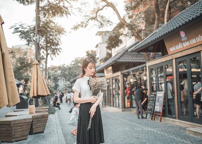 La calle del libro de Hanoi no es solo un lugar para satisfacer la necesidad de los lectores de comprar libros, sino también también uno de los lugares de control – hermosa impresión de Ha Adentro. Foto: Internet.